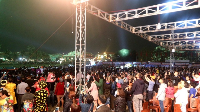 Người dân hào hứng thưởng thức pháo hoa mừng năm mới - 13 Hàng ngàn người dân và du khách cùng chiêm ngưỡng pháo hoa
