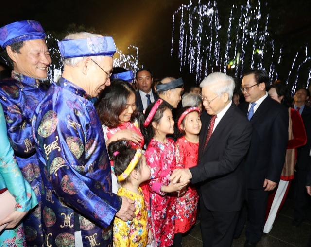 Tổng Bí thư mừng tuổi các cụ già, trẻ nhỏ đón Giao thừa bên Hồ Gươm - 3 Tổng Bí thư mừng tuổi các cụ già, trẻ nhỏ đón Giao thừa bên Hồ Gươm - 3