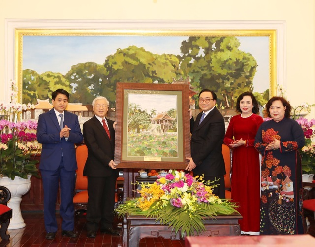 Tổng Bí thư mừng tuổi các cụ già, trẻ nhỏ đón Giao thừa bên Hồ Gươm - 1
Đảng bộ, chính quyền và nhân dân thành phố Hà Nội tặng Tổng Bí thư Nguyễn Phú Trọng bức tranh Chùa Một Cột. Ảnh: Trí Dũng – TTXVN.