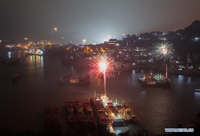 Thế giới tưng bừng đón năm mới Mậu Tuất - 3
Pháo hoa thắp sáng cảng Shitang ở tỉnh Chiết Giang, Trung Quốc để chào năm mới. (Ảnh: Tân Hoa xã)