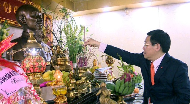 Phó Thủ tướng Vương Đình Huệ chúc Tết các công nhân môi trường - 1
Phó Thủ tướng Vương Đình Huệ dâng hương tưởng niệm Chủ tịch Hồ Chí Minh tại bàn thờ trong khuôn viên Quảng trường mang tên Người.