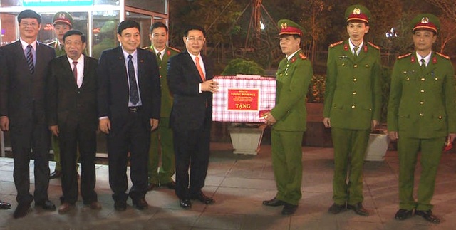 Phó Thủ tướng Vương Đình Huệ chúc Tết các công nhân môi trường - 2 Phó Thủ tướng Vương Đình Huệ chúc Tết các công nhân môi trường - 2