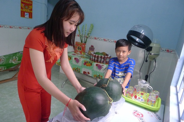Hai chị em mồ côi vui tết trong căn nhà mới - 2 Nhờ bạn đọc Dân trí chia sẻ, hai chị em Minh Thư đón cái tết đầm ấm