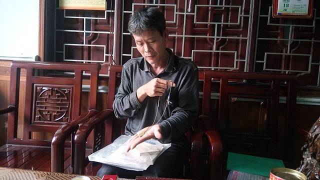Chuyện về người gánh hành trang, tháp tùng Bác Hồ về nước - 1 Anh Lợi bên những kỷ vật mà bà Nguyễn Thị Cúc để lại