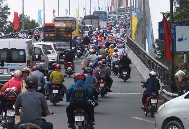 Ngày mùng 2 Tết cầu Rạch Miễu ùn tắc nghiêm trọng - 2 Cầu Rạch Miễu thắt cổ chai gần ùn tắc giao thông