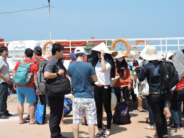 Đảo Lý Sơn đón khách du xuân - 1 Nhiều du khách chọn đảo tiền tiêu Lý Sơn làm điểm du Xuân đầu năm mới.