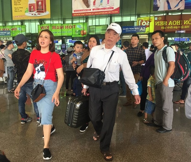 Mùng 2 Tết, sân bay Tân Sơn Nhất bắt đầu nhộn nhịp - 3 Mùng 2 Tết, sân bay Tân Sơn Nhất bắt đầu nhộn nhịp - 3