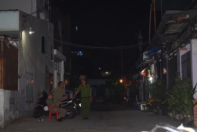 Tại sao nghi phạm dễ dàng sát hại 5 người ở Bình Tân? - 3
Đến tối ngày 16-2 vẫn có lực lượng công an và bảo vệ dân phố túc trực trước con hẻm vào nhà gia đình 5 người bị sát hại.