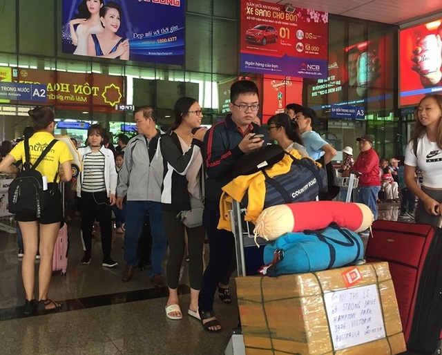 Mùng 2 Tết, sân bay Tân Sơn Nhất bắt đầu nhộn nhịp - 5 Nhiều khách cho hay nếu như trước Tết phải vật vạ chờ đợi chuyến bay, thậm chí bị trễ chuyến hàng giờ, thì những ngày đầu năm hầu hết các chuyến bay đều đúng giờ nên cảm giác không mệt mỏi như lúc rời TP.HCM về quê đón Tết. Ảnh: P.ĐIỀN