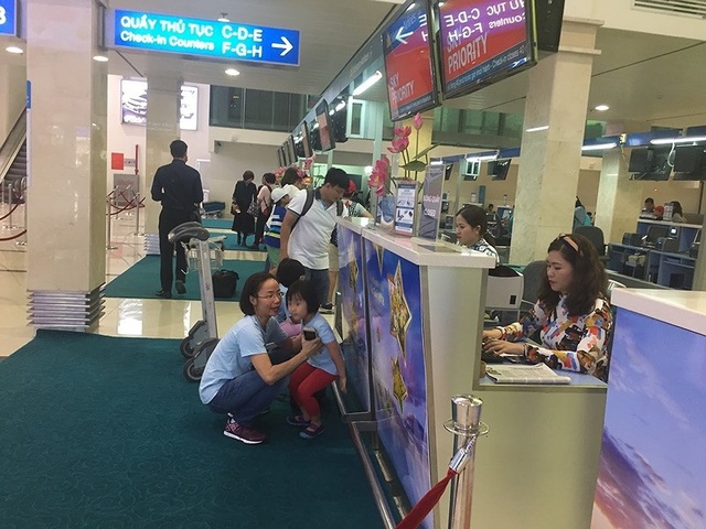 Mùng 2 Tết, sân bay Tân Sơn Nhất bắt đầu nhộn nhịp - 7 Mùng 2 Tết, sân bay Tân Sơn Nhất bắt đầu nhộn nhịp - 7