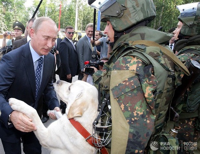 
Thủ tướng Putin thăm lực lượng hoạt động riêng biệt của Bộ Nội vụ Nga ngày 22-7-2011. Ảnh: RIA NOVOSTI

