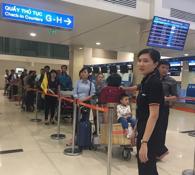Mùng 2 Tết, sân bay Tân Sơn Nhất bắt đầu nhộn nhịp - 9 Một số ít hành khách đang xếp hàng làm thủ tục trong ngày thứ hai của năm Mậu Tuất 2018. Ảnh: P.ĐIỀN