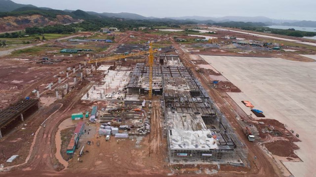 Tư nhân làm sân bay 3 năm, đường sắt trên cao bao lâu còn dang dở - 1
Tiến độ xây dựng sân bay Vân Đồn đang rất khẩn trương