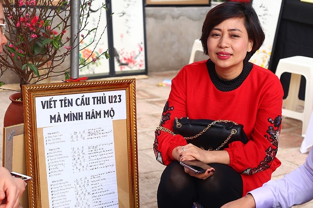 Ngày đầu năm mới, bạn trẻ nườm nượp chen chân xin chữ ông đồ - 9
Năm nay, tại “phố ông đồ” có thêm dịch vụ viết thư pháp tên của các thần tượng đội tuyển U23 Việt Nam, lấy cảm hứng từ thành công của đội tại giải châu Á vừa qua.