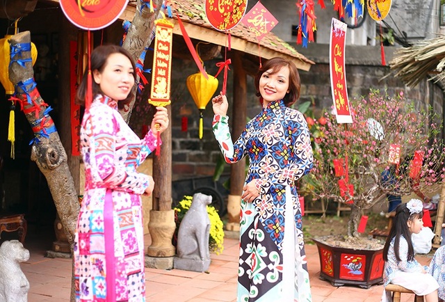 Ngày đầu năm mới, bạn trẻ nườm nượp chen chân xin chữ ông đồ - 10
Tại khu vực hồ Văn, ngoài các gian hàng ông đồ còn có các tiểu cảnh tái hiện ngày hội xuân truyền thống xưa, thu hút nhiều bạn trẻ yêu thích và chụp ảnh.