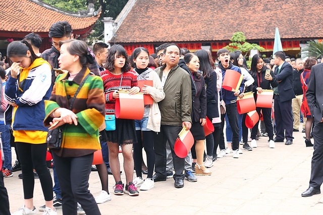 Ngày đầu năm mới, bạn trẻ nườm nượp chen chân xin chữ ông đồ - 3
Thời tiết Hà Nội ấm dần về buổi chiều, bởi vậy khá nhiều bạn trẻ cảm thấy mệt mỏi khi phải xếp hàng chờ đến lượt xin chữ trong thời gian quá lâu