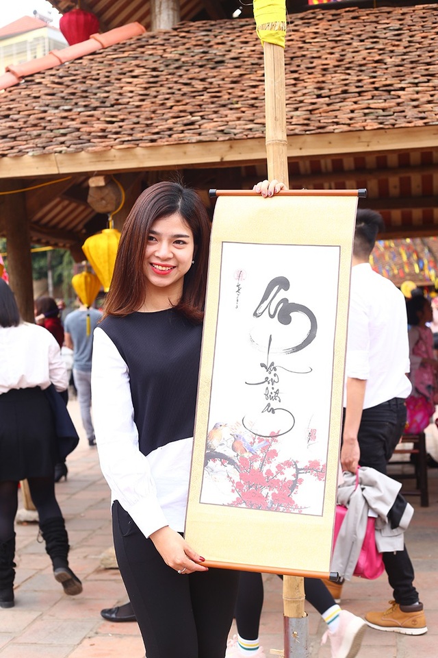 Ngày đầu năm mới, bạn trẻ nườm nượp chen chân xin chữ ông đồ - 8 Ngày đầu năm mới, bạn trẻ nườm nượp chen chân xin chữ ông đồ - 8