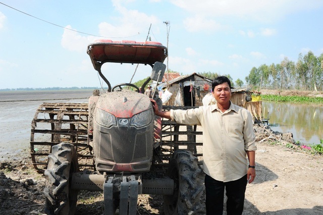  Hiện tại việc sản xuất lúa của anh Khanh với quy mô lớn, áp dụng toàn bộ quy trình cơ giới hóa từ khâu làm đất đến thu hoạch. 