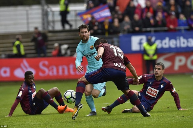 Luis Suarez tỏa sáng, Barcelona vững ngôi đầu La Liga - 3
Lionel Messi bỏ lỡ khá nhiều cơ hội ở trận đấu này