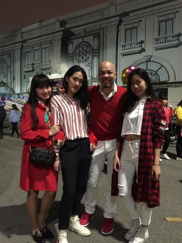 Nghệ sĩ Hà Nội kể về những điều kiêng cữ của Tết phố cổ - 2 Gia đình nghệ sĩ Đức Hùng du xuân đêm giao thừa.