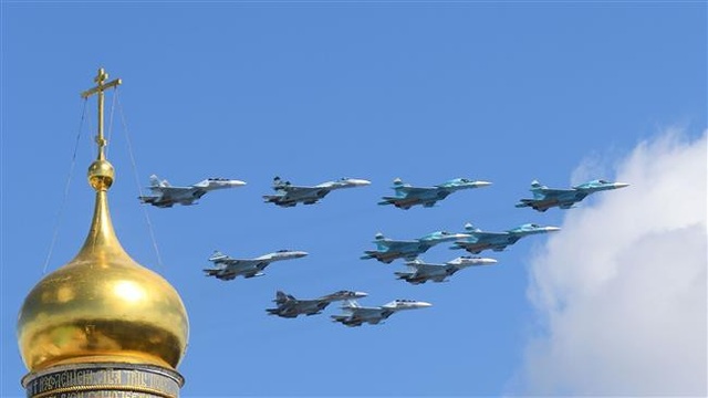 Indonesia chi 1 tỷ USD mua 11 máy bay chiến đấu Su-35 của Nga - 1
Máy bay chiến đấu Su-34 và Su-35 trong một màn trình ở thủ đô Moscow, Nga năm 2017 (Ảnh: AFP)