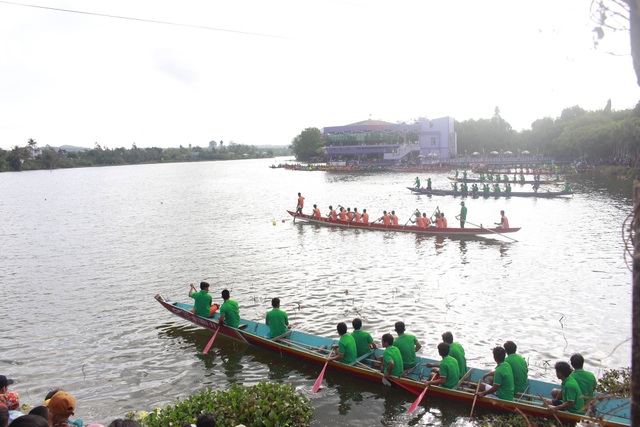 Sôi nổi lễ hội đua thuyền truyền thống đầu năm mới tại Đắk Lắk - 3 Sôi nổi lễ hội đua thuyền truyền thống đầu năm mới tại Đắk Lắk - 3