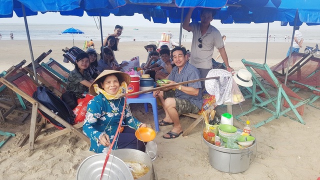 Mùng 4 Tết, biển đông nghịt người về tắm lấy hên đầu năm - 19 Mùng 4 Tết, biển đông nghịt người về tắm lấy hên đầu năm - 19