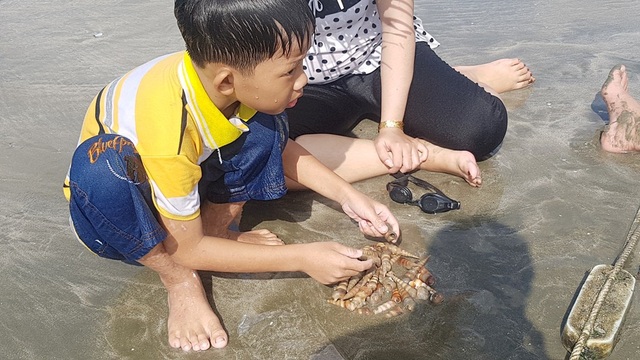 Mùng 4 Tết, biển đông nghịt người về tắm lấy hên đầu năm - 15 Mùng 4 Tết, biển đông nghịt người về tắm lấy hên đầu năm - 15