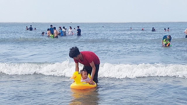 Mùng 4 Tết, biển đông nghịt người về tắm lấy hên đầu năm - 7 Mùng 4 Tết, biển đông nghịt người về tắm lấy hên đầu năm - 7