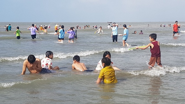 Mùng 4 Tết, biển đông nghịt người về tắm lấy hên đầu năm - 1 Mùng 4 Tết, biển đông nghịt người về tắm lấy hên đầu năm - 1