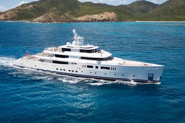 Du thuyền trị giá 92 triệu USD dành cho giới nhà giàu - 1
Tuần qua, triển lãm du thuyền Miami đã giới thiệu trên 500 mẫu du thuyền và tàu trên diện tích trưng bày hơn 110.000 m2. Nổi bật trong số đó là siêu du thuyền Grace E trị giá 92 triệu USD. Với chiều dài gần 74 m, nhà sản xuất đang trang bị cho du thuyền những trang thiết bị và nội thất sang trọng, đẳng cấp.