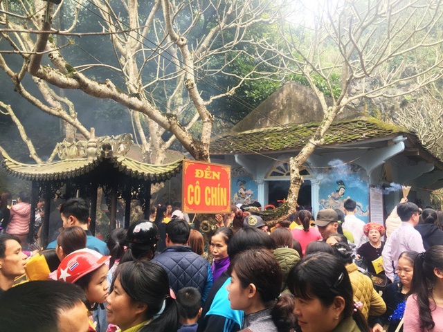 Người dân và du khách chen chúc tại khu vực đền Cô Chín để xin lộc.