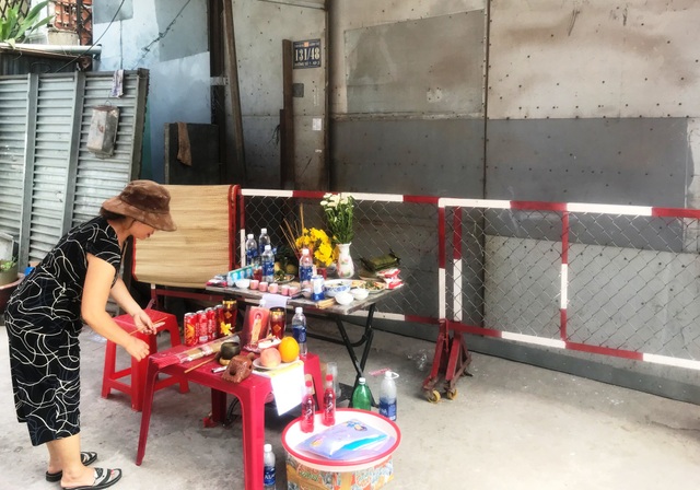 Làng quê rúng động vì chuyến viếng thăm đầu năm của hung thủ giết 5 người trong gia đình - 3 Ngay trước cổng nhà, những người hàng xóm đã bày 1 bàn thờ cùng linh vị của vợ chồng ông Chinh và 3 người con để thắp hương