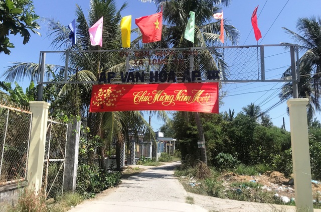 Làng quê rúng động vì chuyến viếng thăm đầu năm của hung thủ giết 5 người trong gia đình - 1
Con đường quê ở ấp 3, xã Long An, huyện Cần Giuộc, tỉnh Long An, nơi nghi phạm vụ thảm sát 5 người ghé qua ngay ngày mùng 1 Tết và bị CSHS ập đến bắt giữ.