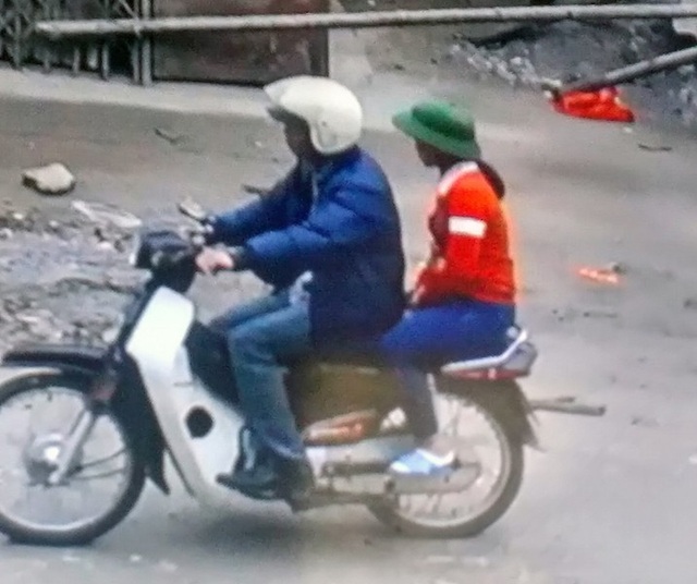 Vụ nữ sinh bán bóng bay “mất tích”: Không phải bị bắt cóc - 1 Hình ảnh cháu M. đi cùng xe với người đàn ông lạ mặt ảnh cắt qua camera (ảnh: gia đình cung cấp)