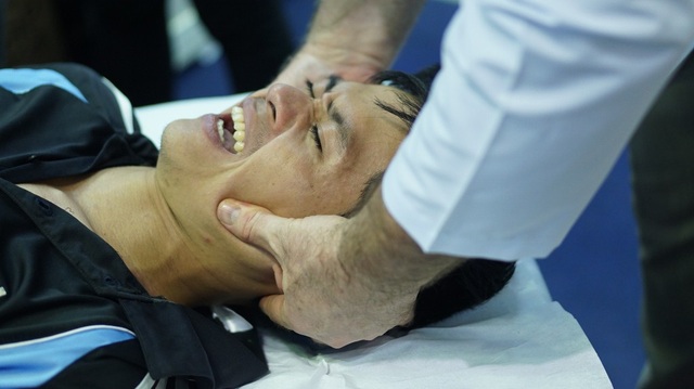 Giới trẻ Sài Gòn mê mẩn chụp ảnh ở phiên chợ Tết - 8 Một khách tham quan đang được bác sĩ trị liệu, nắn lại cơ mặt và chỉnh xương quai hàm