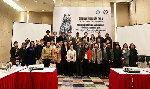 Việt Nam sẽ sớm chấm dứt tình trạng nuôi nhốt gấu lấy mật - 1 Các đại biểu tham dự diễn đàn cùng chụp ảnh lưu niệm.