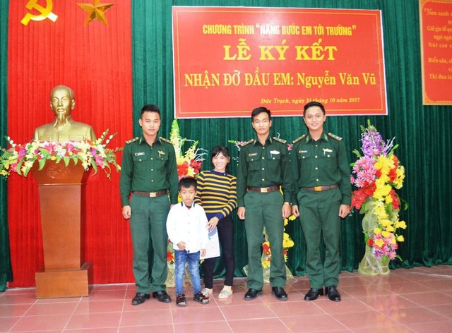 Em Nguyễn Văn Vũ, một trong số các em học sinh có hoàn cảnh đặc biệt khó khăn được Bộ chỉ huy Bộ đội Biên phòng Quảng Bình nhận làm người đỡ đầu