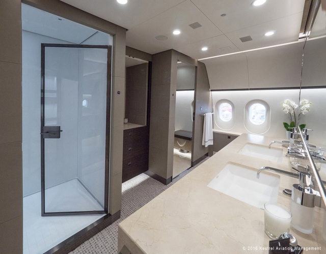 Khu vực nhà tắm với sàn nhà trải đá ấm trên máy bay của Boeing. (Ảnh: Kestrel Aviation Management)