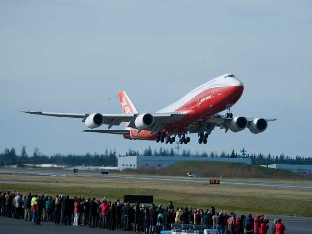 Boeing 747-8 Intercontinental BBJ: Được mệnh danh là “Nữ hoàng Bầu trời”, siêu máy bay của Boeing có giá khoảng 403 triệu USD trước khi được điều chỉnh riêng theo yêu cầu của khách hàng. (Ảnh: Boeing)