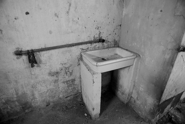 Chiếc bồn rửa mặt là nơi để tất cả tù nhân sử dụng chung.