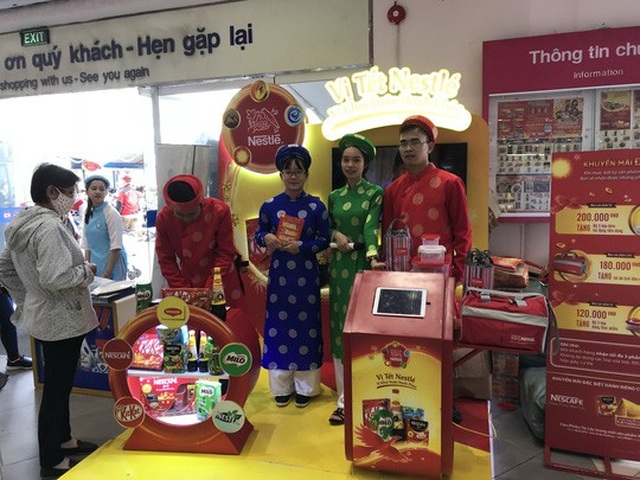PG, PB thời vụ Tết: Việc nhẹ, lương cao - 1 Lê Thị Diệu Hương (thứ hai từ phải sang), sinh viên năm 2 Trường ĐH Nông Lâm TP HCM, làm PG tại một sự kiện