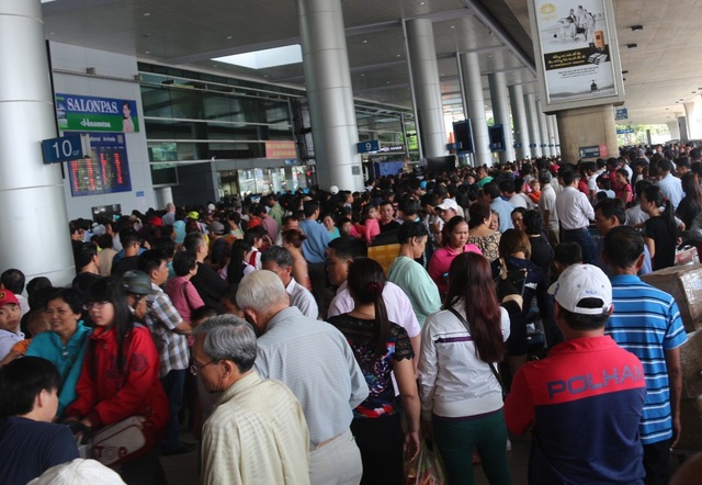 "Nhân viên hàng không phục vụ kém, gây phản cảm thì cho nghỉ việc" - 1 Hành khách được khuyến cáo hạn chế số người đưa/tiễn tại sân bay
