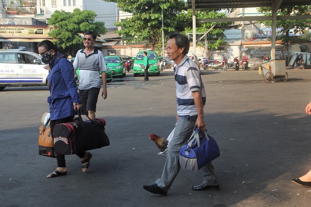 Bến xe miền Đông, phà Cát Lái thông thoáng chiều Mùng 5 Tết - 4 Hành khách mang theo chút quà quê sau kỳ nghỉ Tết