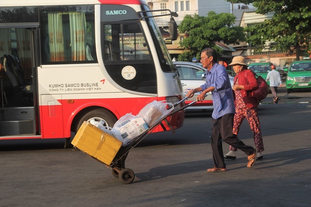 Bến xe miền Đông, phà Cát Lái thông thoáng chiều Mùng 5 Tết - 6 Lỉnh kỉnh hành lý, quà quê, một nữ hành khách phải nhờ nhân viên bến xe hỗ trợ