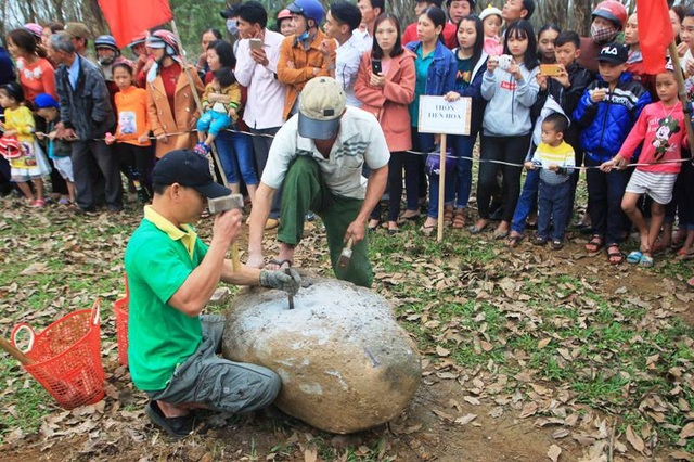 Hàng chục trai tráng thi chẻ đá đầu năm mới - 2 Hàng chục trai tráng thi chẻ đá đầu năm mới - 2