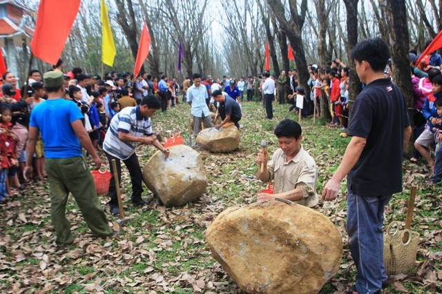 Hàng chục trai tráng thi chẻ đá đầu năm mới - 4 Hàng chục trai tráng thi chẻ đá đầu năm mới - 4