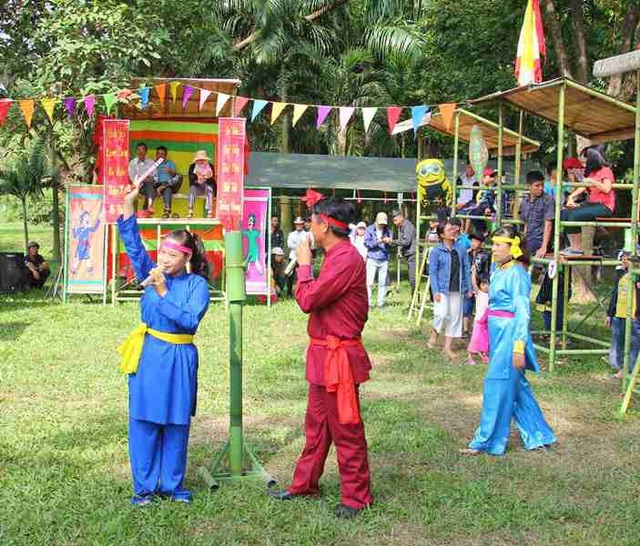 Đầu xuân chen chân trẩy hội Đống Đa, uống nước giếng cầu may - 5 Dịp này, người dân và du khách còn được tham gia trò chơi hô bài chòi trong khuôn viên Bảo tàng Quang Trung.