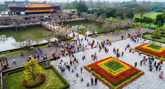 Du khách 7 ngày nghỉ lễ vào di tích Huế tăng hơn 37% - 1 Du khách vào tham quan Hoàng cung Huế ngày Tết Mậu Tuất 2018 (ảnh: Thanh Toàn)