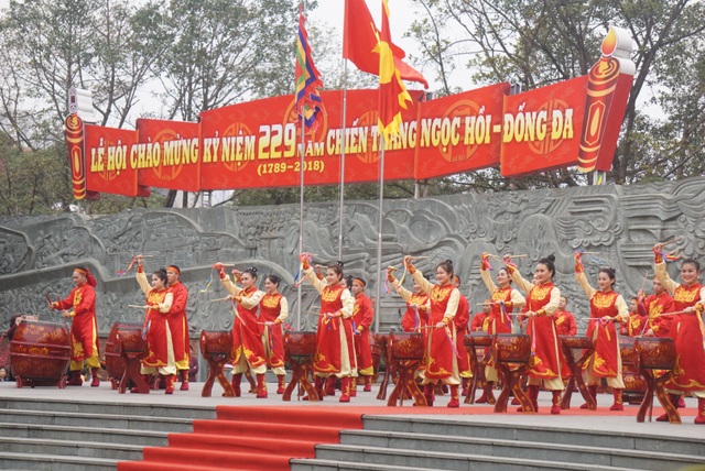 Thủ tướng dâng hương tại lễ kỷ niệm 229 năm chiến thắng Ngọc Hồi - Đống Đa - 5
Tiết mục nghệ thuật biểu diễn, tái hiện lại hình ảnh Hoàng đế Quang Trung cùng đạo quân đánh tan giặc mãn Thanh cách đây 229 năm